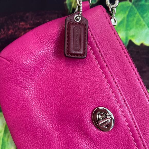 Authentic Coach Clutch Wristlet Hot Pink Fuchsia Pebbled Leather 8x5 - Picture 2 of 4